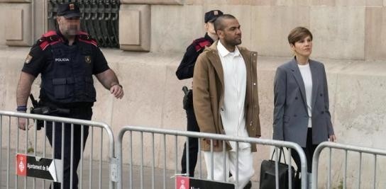 阿尔维斯去法院签到时接受采访：现在我必须在法庭上踢一场比赛