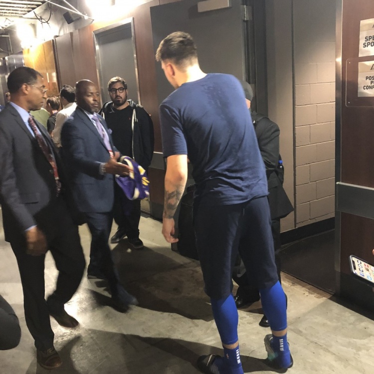  湖记晒照：菜鸟赛季的东契奇首次打完湖人后 曾索要老詹球衣