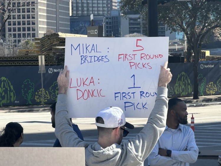  独行侠球迷破防：大桥换回5个首轮东契奇1个？裁掉哈里森！