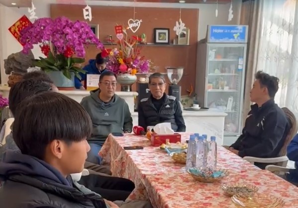  申花董事长谷际庆带领部分球员，前往崇明基地看望徐根宝指导