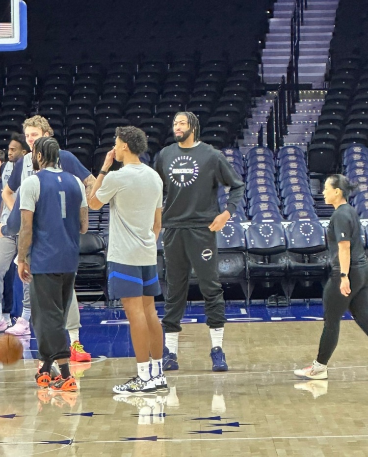  正式开启独行侠生涯！浓眉已和新东家会合 克里斯蒂今日将迎首秀