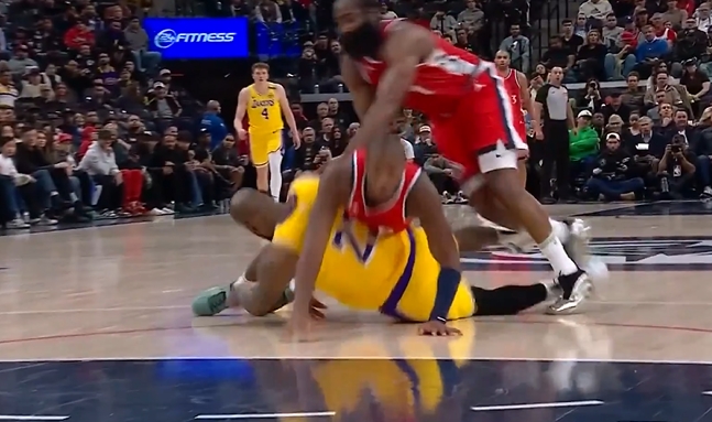  人仰马翻！詹姆斯奋力回追被邓恩压倒痛苦倒地 调整后执行罚球