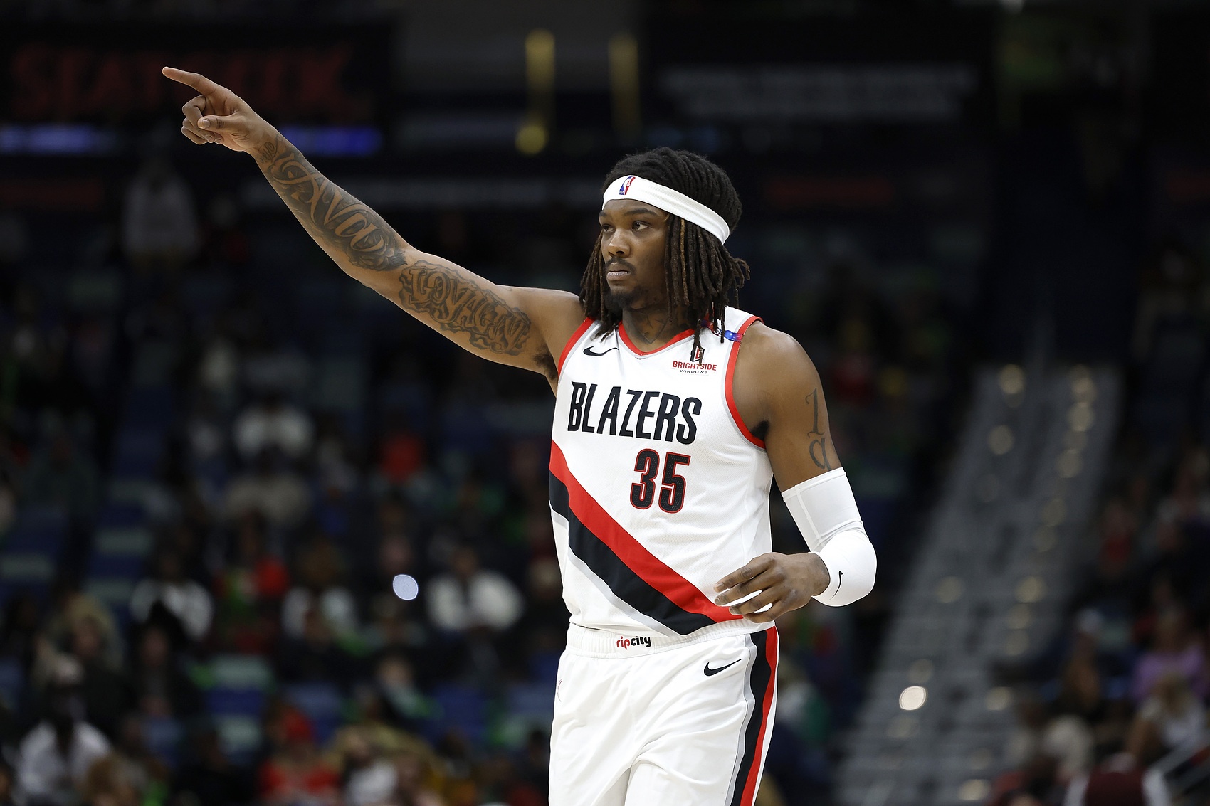  美记：湖人将积极追求运动型护筐中锋 要密切关注赵四和罗威