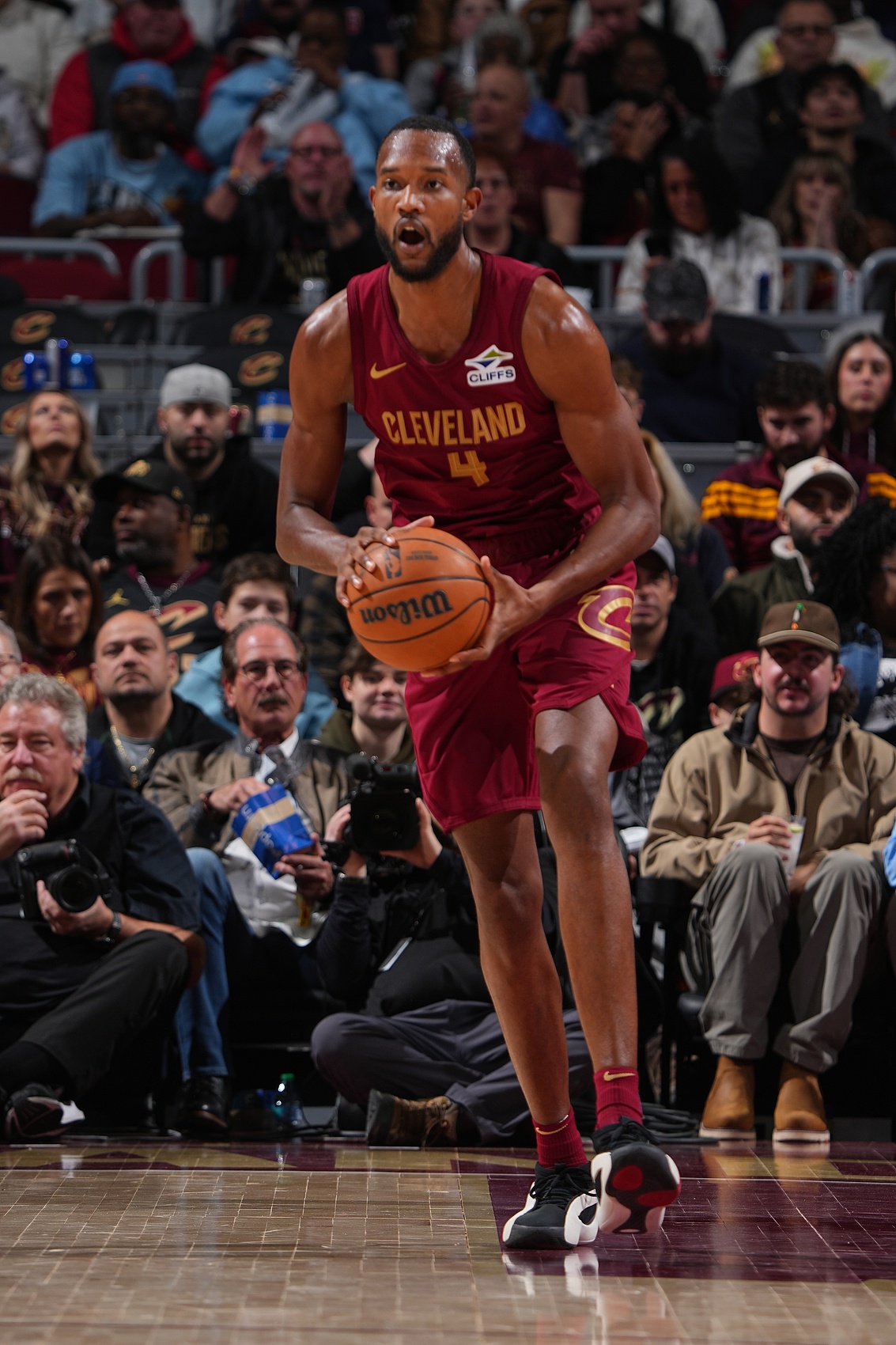  疯了疯了！骑士半场16记三分平队史纪录 领先对手45分创新纪录