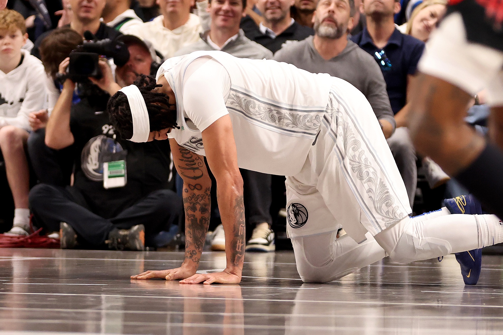  明天独行侠VS勇士：浓眉、加福德、莱夫利、鲍威尔四大中锋皆伤缺